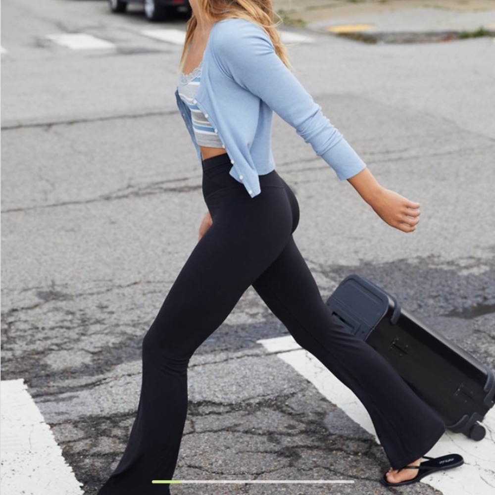 aerie crossover flared leggings ☀️